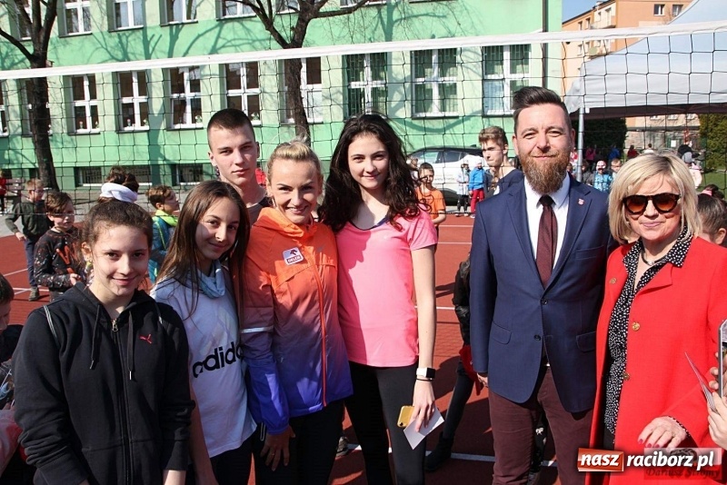 Zdjęcie w galerii na portalu naszraciborz.pl: Uczniowie SP 13 trenowali z Justyną Święty-Ersetic wiadomości z regionu