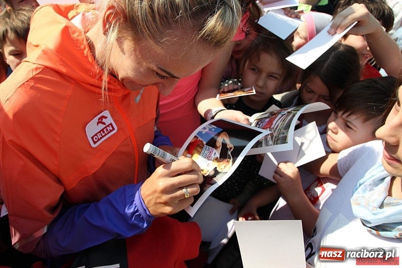 Zdjęcie w galerii na portalu naszraciborz.pl: Uczniowie SP 13 trenowali z Justyną Święty-Ersetic wiadomości z regionu