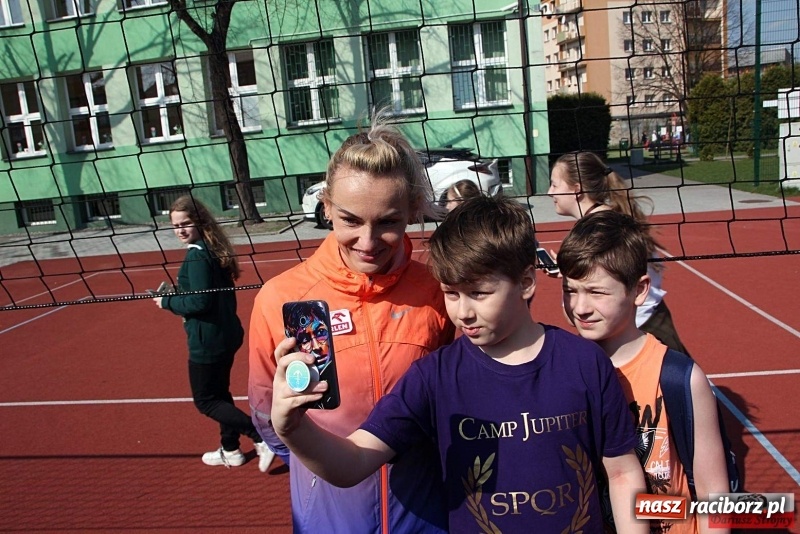 Zdjęcie w galerii na portalu naszraciborz.pl: Uczniowie SP 13 trenowali z Justyną Święty-Ersetic wiadomości z regionu