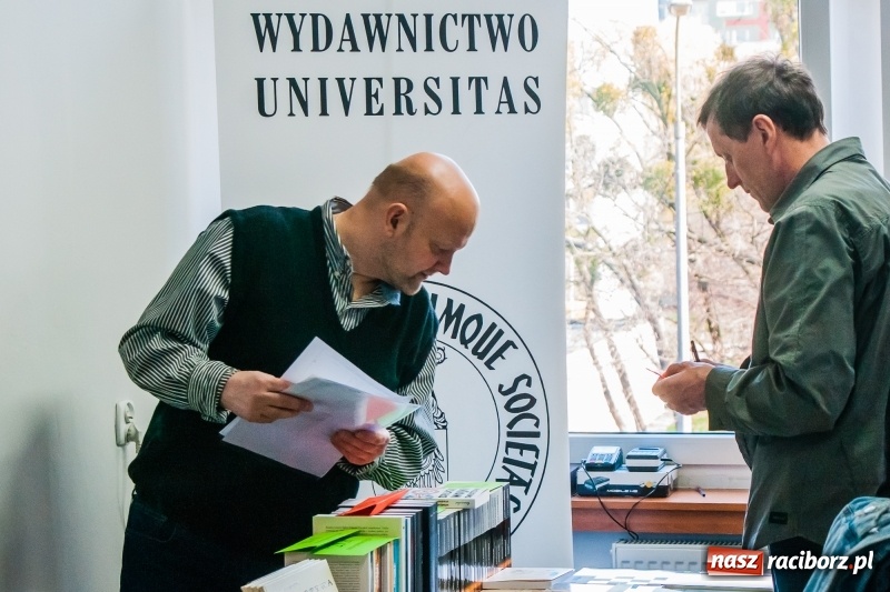 Zdjęcie w galerii na portalu naszraciborz.pl: W PWSZ odbył się I Festiwal Książki Naukowej  wiadomości z regionu