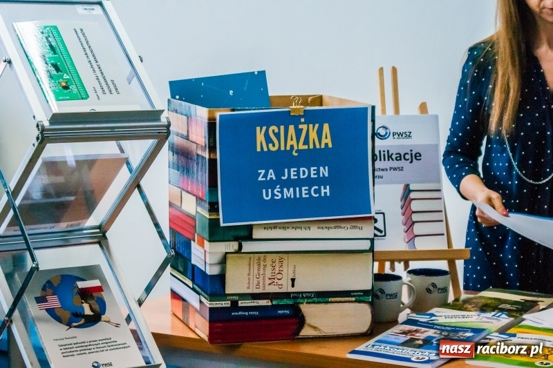 Zdjęcie w galerii na portalu naszraciborz.pl: W PWSZ odbył się I Festiwal Książki Naukowej  wiadomości z regionu