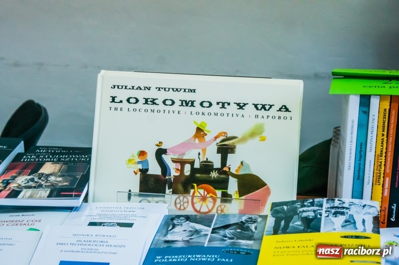 Zdjęcie w galerii na portalu naszraciborz.pl: W PWSZ odbył się I Festiwal Książki Naukowej  wiadomości z regionu