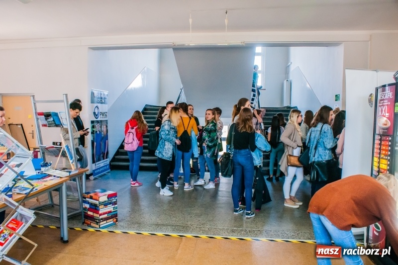 Zdjęcie w galerii na portalu naszraciborz.pl: W PWSZ odbył się I Festiwal Książki Naukowej  wiadomości z regionu