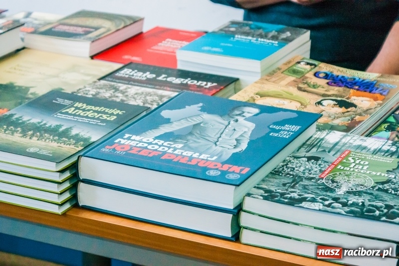 Zdjęcie w galerii na portalu naszraciborz.pl: W PWSZ odbył się I Festiwal Książki Naukowej  wiadomości z regionu