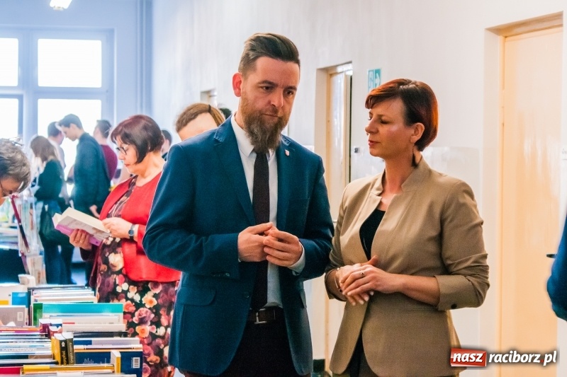 Zdjęcie w galerii na portalu naszraciborz.pl: W PWSZ odbył się I Festiwal Książki Naukowej  wiadomości z regionu