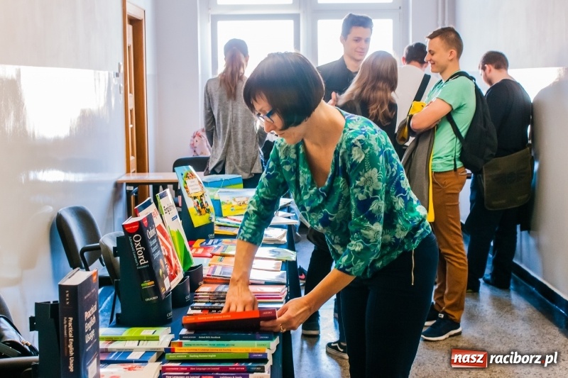 Zdjęcie w galerii na portalu naszraciborz.pl: W PWSZ odbył się I Festiwal Książki Naukowej  wiadomości z regionu