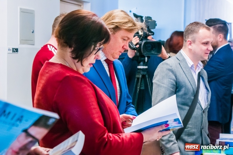 Zdjęcie w galerii na portalu naszraciborz.pl: W PWSZ odbył się I Festiwal Książki Naukowej  wiadomości z regionu