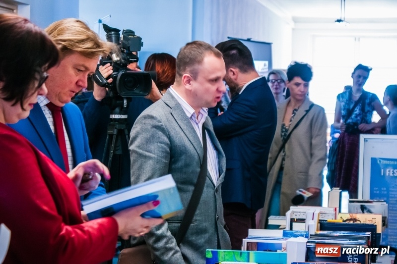 Zdjęcie w galerii na portalu naszraciborz.pl: W PWSZ odbył się I Festiwal Książki Naukowej  wiadomości z regionu