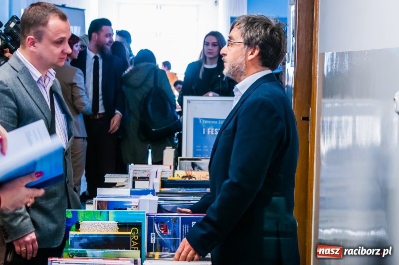 Zdjęcie w galerii na portalu naszraciborz.pl: W PWSZ odbył się I Festiwal Książki Naukowej  wiadomości z regionu
