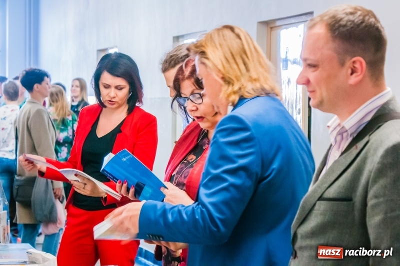 Zdjęcie w galerii na portalu naszraciborz.pl: W PWSZ odbył się I Festiwal Książki Naukowej  wiadomości z regionu