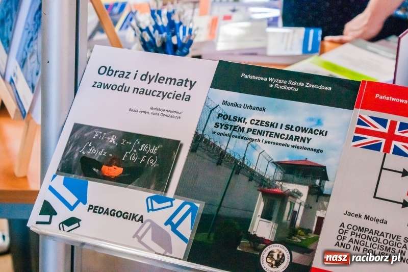 Zdjęcie w galerii na portalu naszraciborz.pl: W PWSZ odbył się I Festiwal Książki Naukowej  wiadomości z regionu