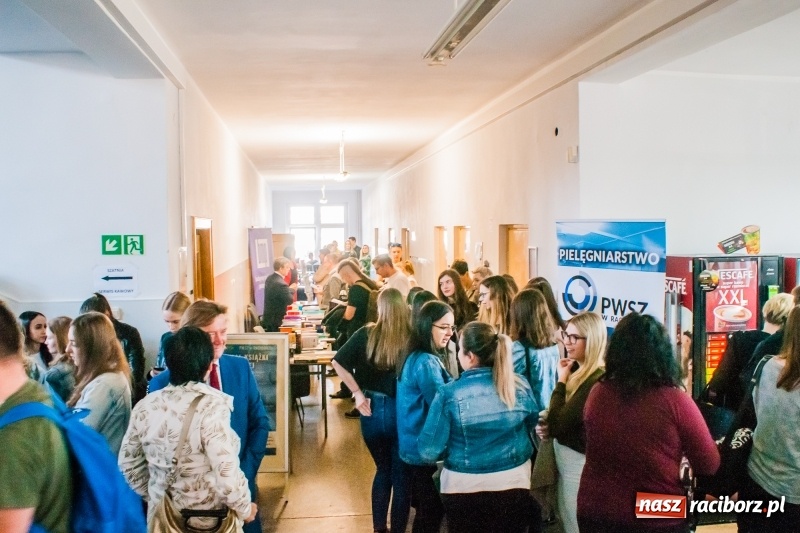 Zdjęcie w galerii na portalu naszraciborz.pl: W PWSZ odbył się I Festiwal Książki Naukowej  wiadomości z regionu