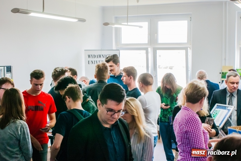 Zdjęcie w galerii na portalu naszraciborz.pl: W PWSZ odbył się I Festiwal Książki Naukowej  wiadomości z regionu