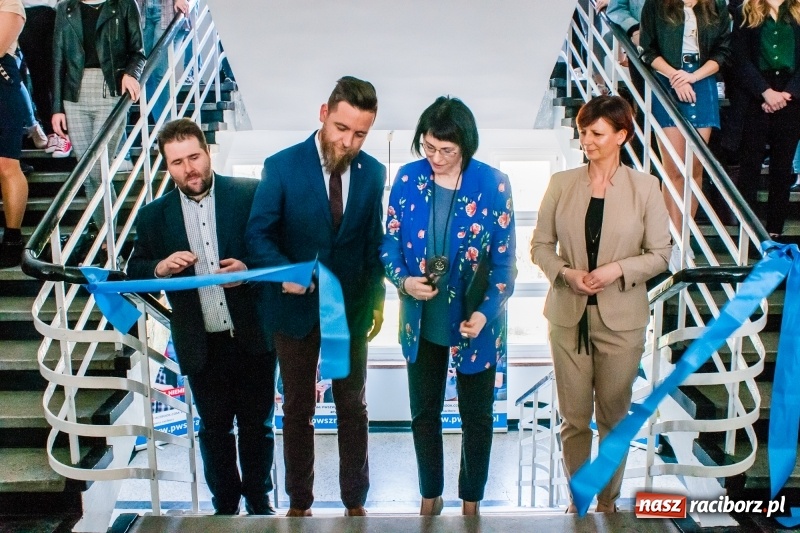 Zdjęcie w galerii na portalu naszraciborz.pl: W PWSZ odbył się I Festiwal Książki Naukowej  wiadomości z regionu