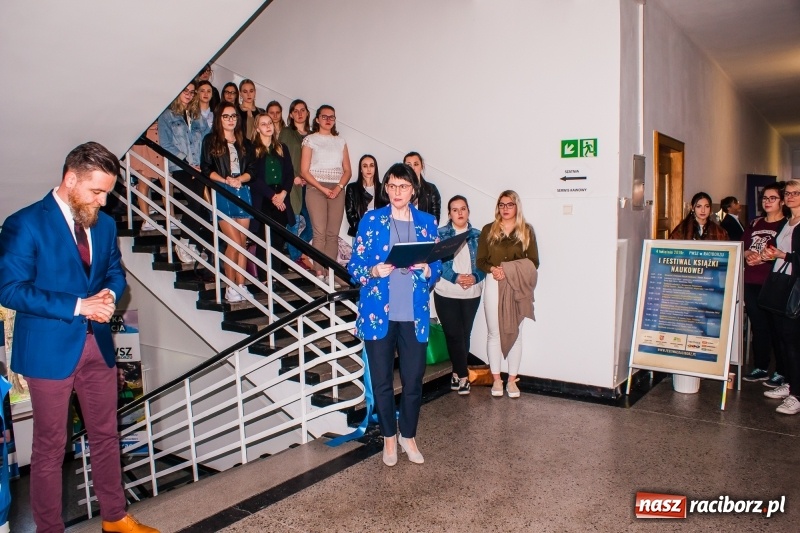 Zdjęcie w galerii na portalu naszraciborz.pl: W PWSZ odbył się I Festiwal Książki Naukowej  wiadomości z regionu