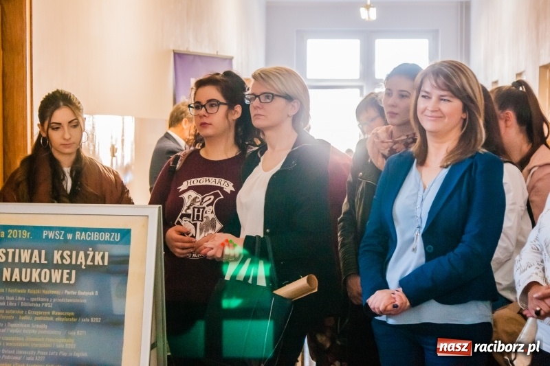 Zdjęcie w galerii na portalu naszraciborz.pl: W PWSZ odbył się I Festiwal Książki Naukowej  wiadomości z regionu