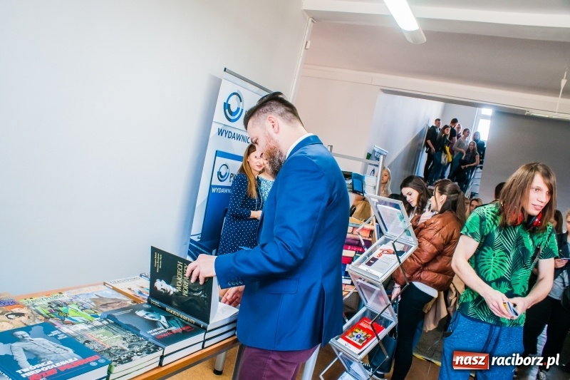 Zdjęcie w galerii na portalu naszraciborz.pl: W PWSZ odbył się I Festiwal Książki Naukowej  wiadomości z regionu