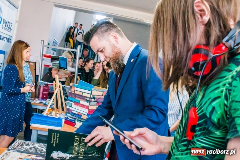 Zdjęcie w galerii na portalu naszraciborz.pl: W PWSZ odbył się I Festiwal Książki Naukowej  wiadomości z regionu