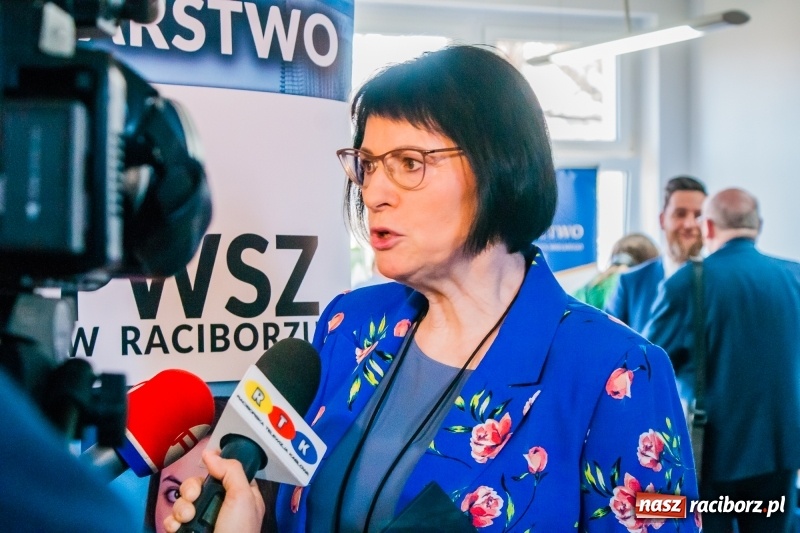 Zdjęcie w galerii na portalu naszraciborz.pl: W PWSZ odbył się I Festiwal Książki Naukowej  wiadomości z regionu