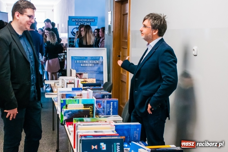 Zdjęcie w galerii na portalu naszraciborz.pl: W PWSZ odbył się I Festiwal Książki Naukowej  wiadomości z regionu