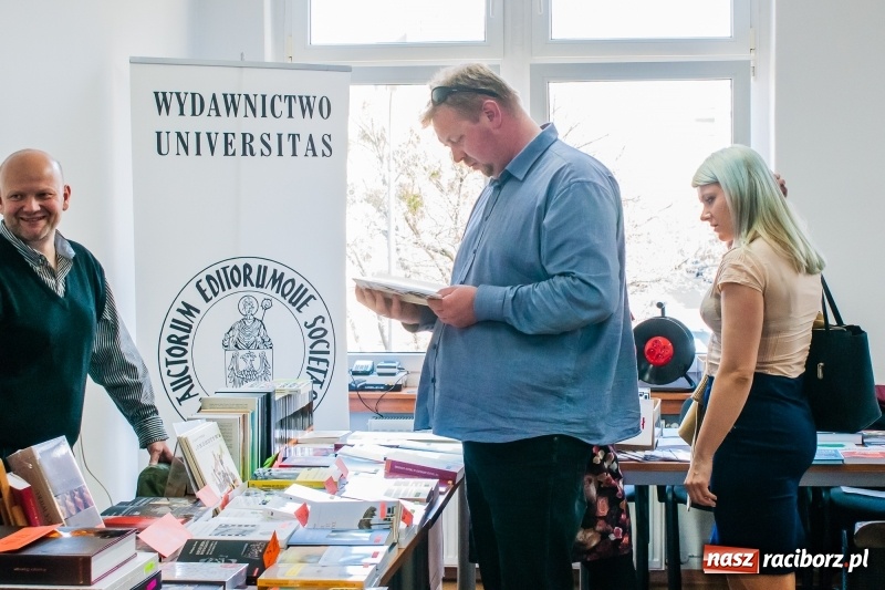 Zdjęcie w galerii na portalu naszraciborz.pl: W PWSZ odbył się I Festiwal Książki Naukowej  wiadomości z regionu