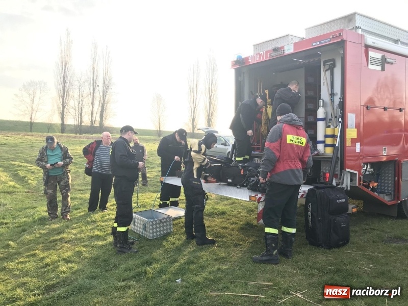 Zdjęcie w galerii na portalu naszraciborz.pl: Akcja na żwirowni. Ford stoczył się do wody [FOTO i WIDEO] wiadomości z regionu