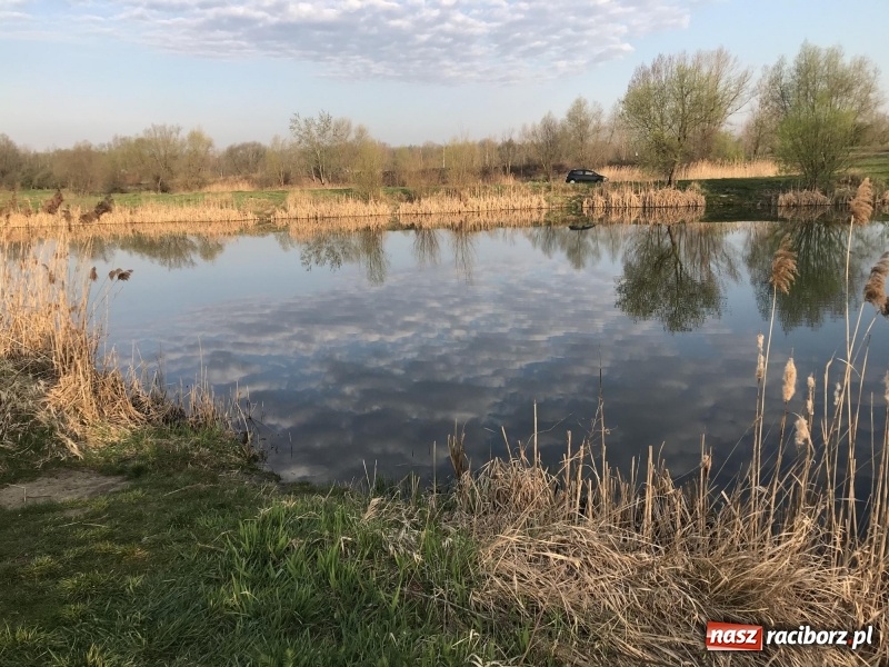 Zdjęcie w galerii na portalu naszraciborz.pl: Akcja na żwirowni. Ford stoczył się do wody [FOTO i WIDEO] wiadomości z regionu