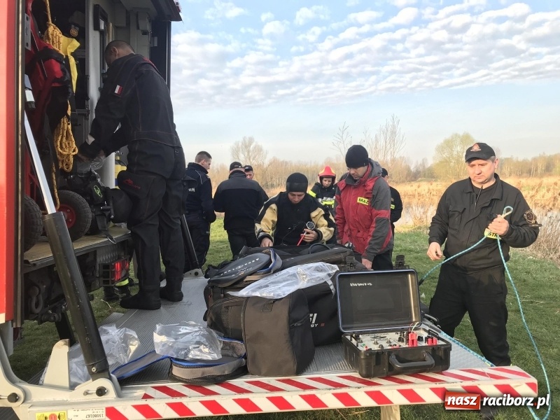 Zdjęcie w galerii na portalu naszraciborz.pl: Akcja na żwirowni. Ford stoczył się do wody [FOTO i WIDEO] wiadomości z regionu