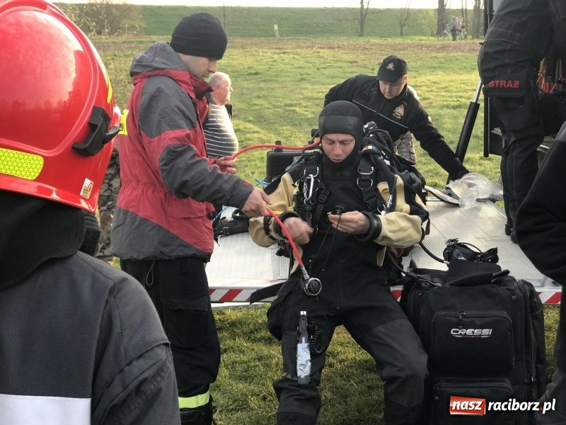 Zdjęcie w galerii na portalu naszraciborz.pl: Akcja na żwirowni. Ford stoczył się do wody [FOTO i WIDEO] wiadomości z regionu