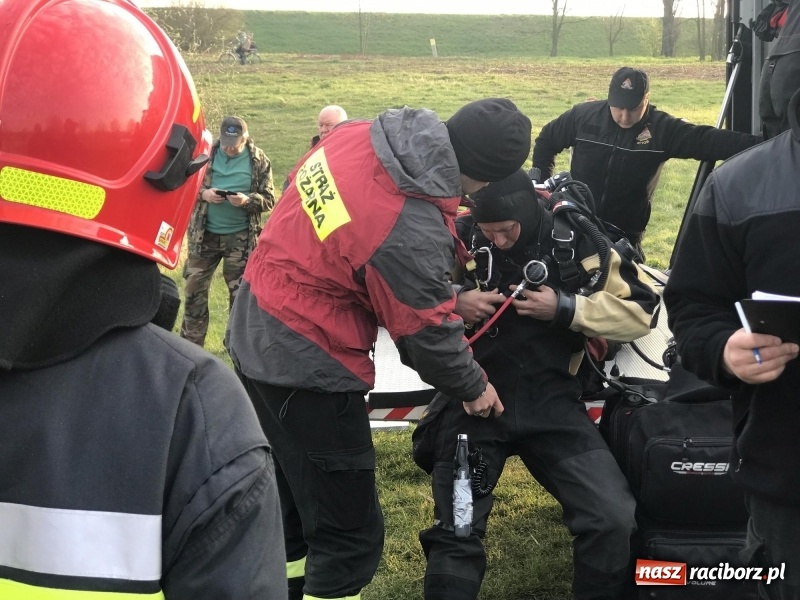 Zdjęcie w galerii na portalu naszraciborz.pl: Akcja na żwirowni. Ford stoczył się do wody [FOTO i WIDEO] wiadomości z regionu