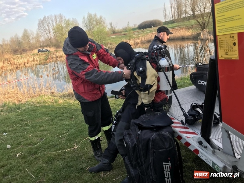 Zdjęcie w galerii na portalu naszraciborz.pl: Akcja na żwirowni. Ford stoczył się do wody [FOTO i WIDEO] wiadomości z regionu
