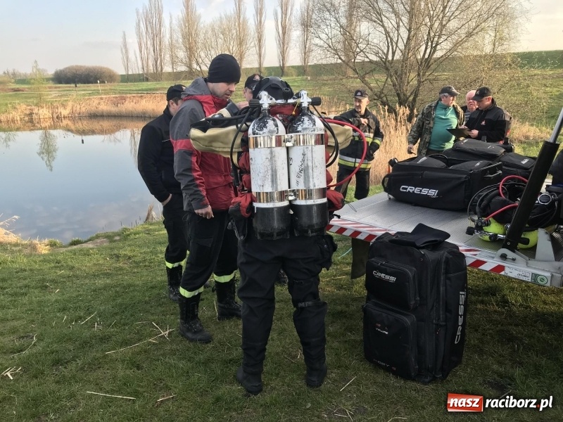 Zdjęcie w galerii na portalu naszraciborz.pl: Akcja na żwirowni. Ford stoczył się do wody [FOTO i WIDEO] wiadomości z regionu