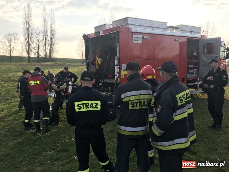 Zdjęcie w galerii na portalu naszraciborz.pl: Akcja na żwirowni. Ford stoczył się do wody [FOTO i WIDEO] wiadomości z regionu