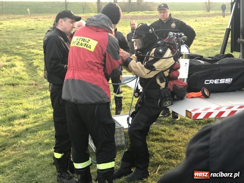 Zdjęcie w galerii na portalu naszraciborz.pl: Akcja na żwirowni. Ford stoczył się do wody [FOTO i WIDEO] wiadomości z regionu