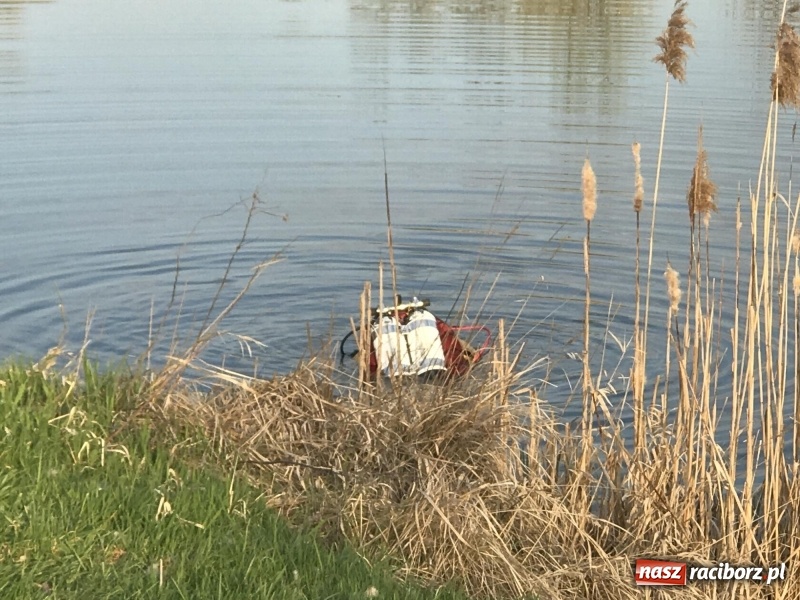 Zdjęcie w galerii na portalu naszraciborz.pl: Akcja na żwirowni. Ford stoczył się do wody [FOTO i WIDEO] wiadomości z regionu