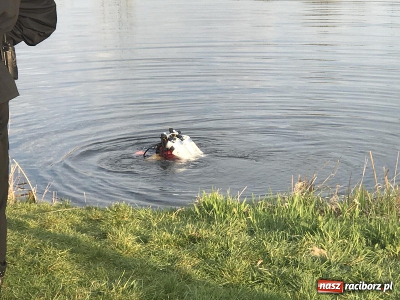 Zdjęcie w galerii na portalu naszraciborz.pl: Akcja na żwirowni. Ford stoczył się do wody [FOTO i WIDEO] wiadomości z regionu