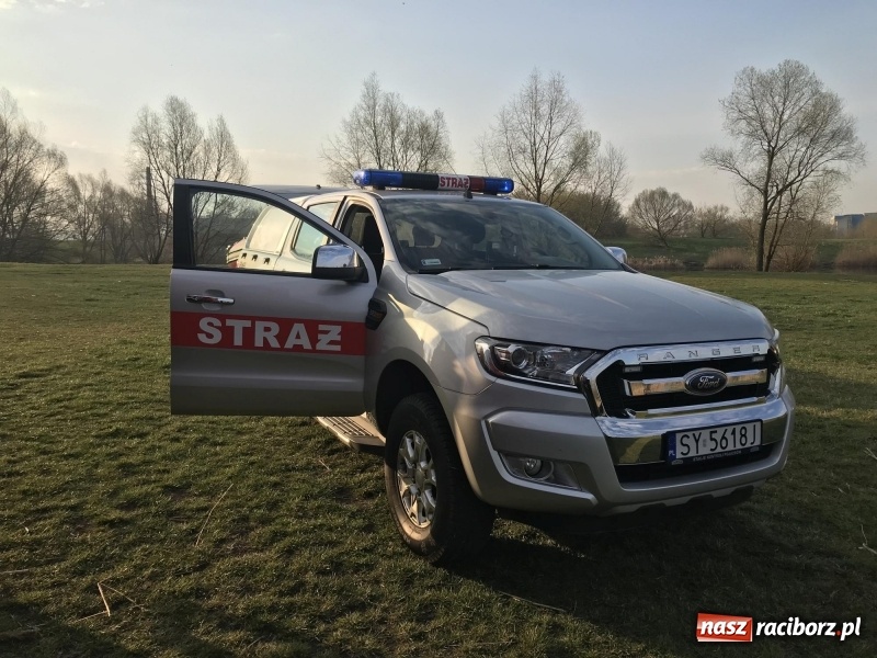 Zdjęcie w galerii na portalu naszraciborz.pl: Akcja na żwirowni. Ford stoczył się do wody [FOTO i WIDEO] wiadomości z regionu