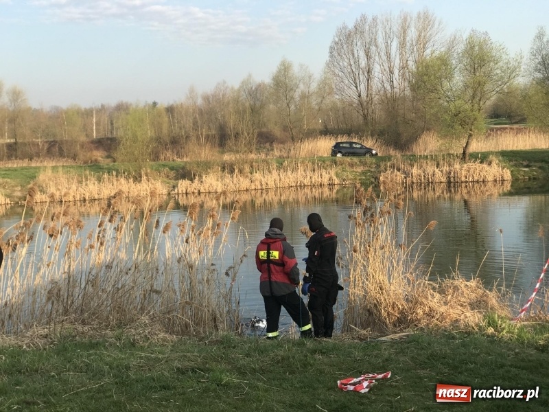 Zdjęcie w galerii na portalu naszraciborz.pl: Akcja na żwirowni. Ford stoczył się do wody [FOTO i WIDEO] wiadomości z regionu