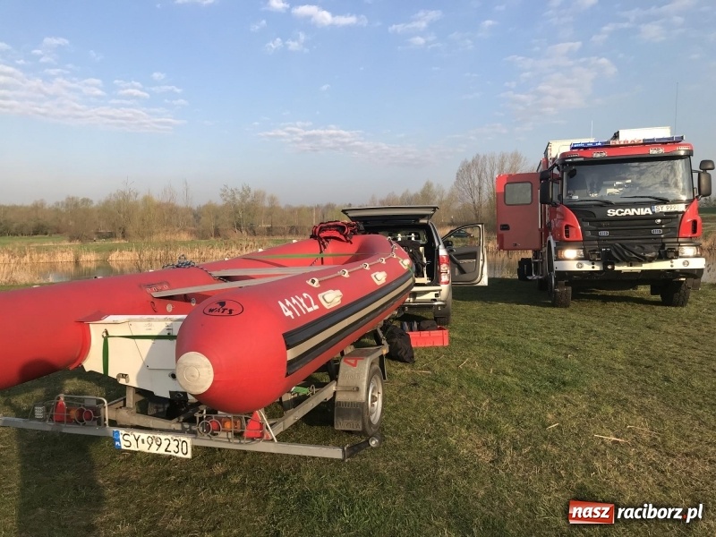 Zdjęcie w galerii na portalu naszraciborz.pl: Akcja na żwirowni. Ford stoczył się do wody [FOTO i WIDEO] wiadomości z regionu