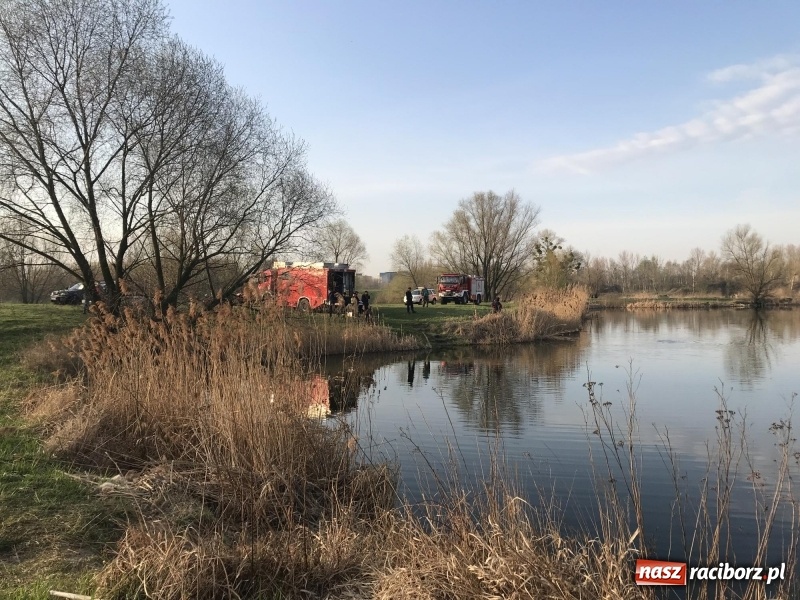 Zdjęcie w galerii na portalu naszraciborz.pl: Akcja na żwirowni. Ford stoczył się do wody [FOTO i WIDEO] wiadomości z regionu