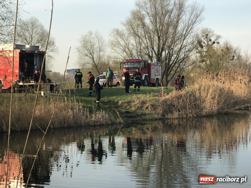 Zdjęcie w galerii na portalu naszraciborz.pl: Akcja na żwirowni. Ford stoczył się do wody [FOTO i WIDEO] wiadomości z regionu