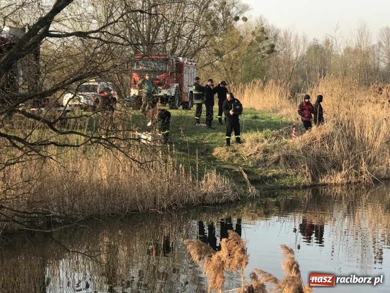 Zdjęcie w galerii na portalu naszraciborz.pl: Akcja na żwirowni. Ford stoczył się do wody [FOTO i WIDEO] wiadomości z regionu