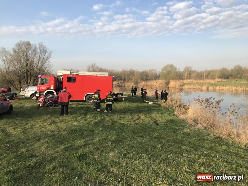 Zdjęcie w galerii na portalu naszraciborz.pl: Akcja na żwirowni. Ford stoczył się do wody [FOTO i WIDEO] wiadomości z regionu