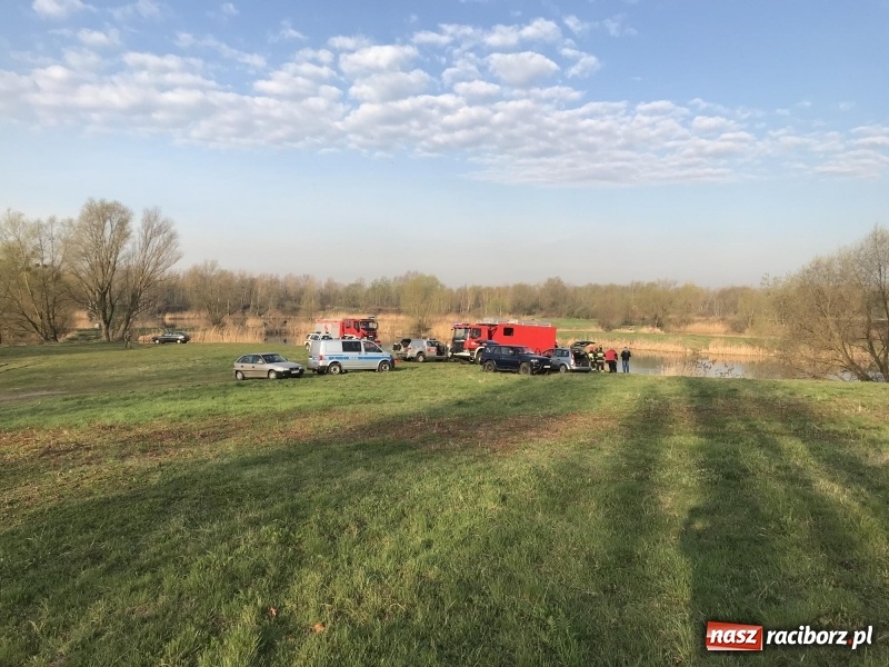 Zdjęcie w galerii na portalu naszraciborz.pl: Akcja na żwirowni. Ford stoczył się do wody [FOTO i WIDEO] wiadomości z regionu
