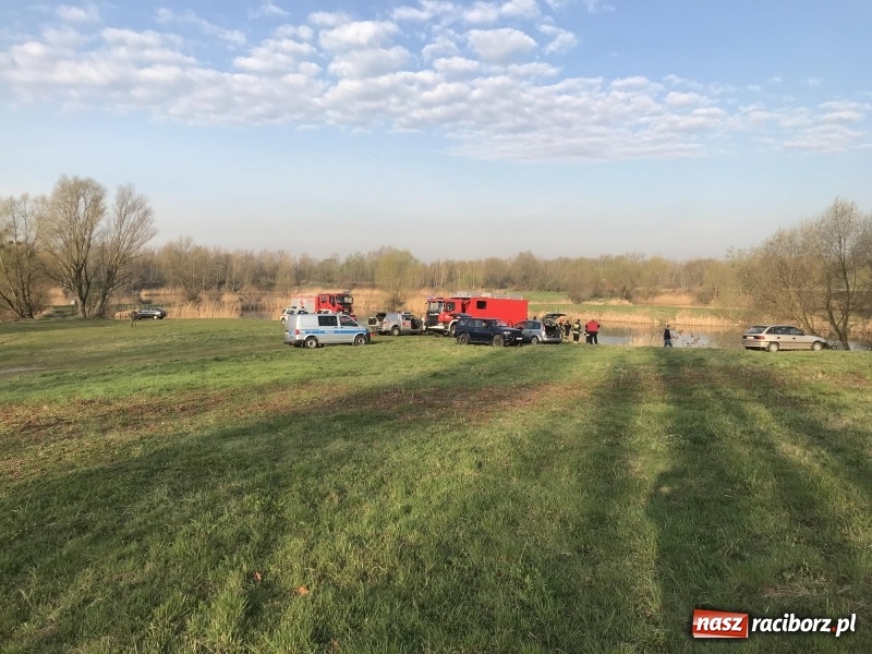 Zdjęcie w galerii na portalu naszraciborz.pl: Akcja na żwirowni. Ford stoczył się do wody [FOTO i WIDEO] wiadomości z regionu