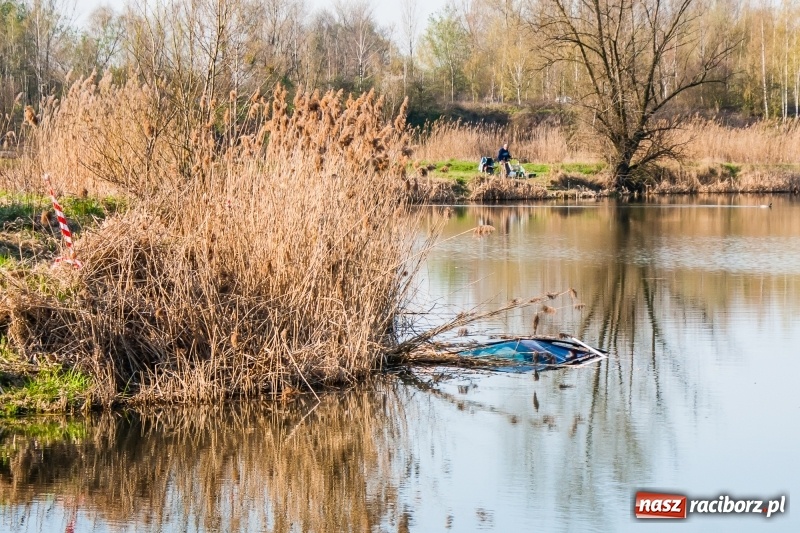 Zdjęcie w galerii na portalu naszraciborz.pl: Mega City wyciągnęło ze żwirowni zatopionego forda [FOTO i WIDEO] wiadomości z regionu