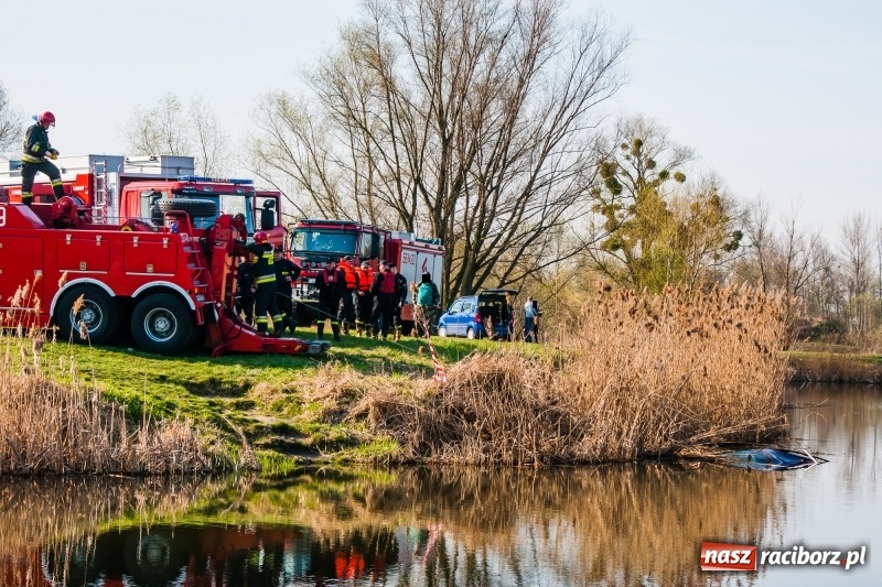 Zdjęcie w galerii na portalu naszraciborz.pl: Mega City wyciągnęło ze żwirowni zatopionego forda [FOTO i WIDEO] wiadomości z regionu