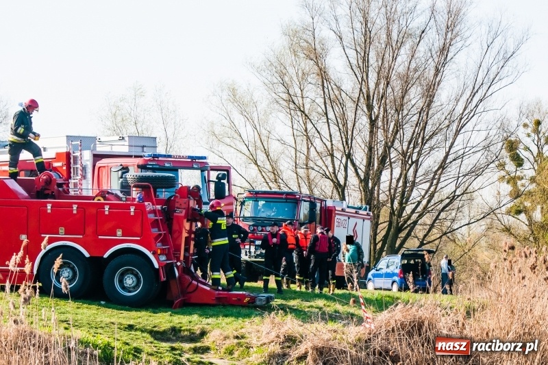 Zdjęcie w galerii na portalu naszraciborz.pl: Mega City wyciągnęło ze żwirowni zatopionego forda [FOTO i WIDEO] wiadomości z regionu