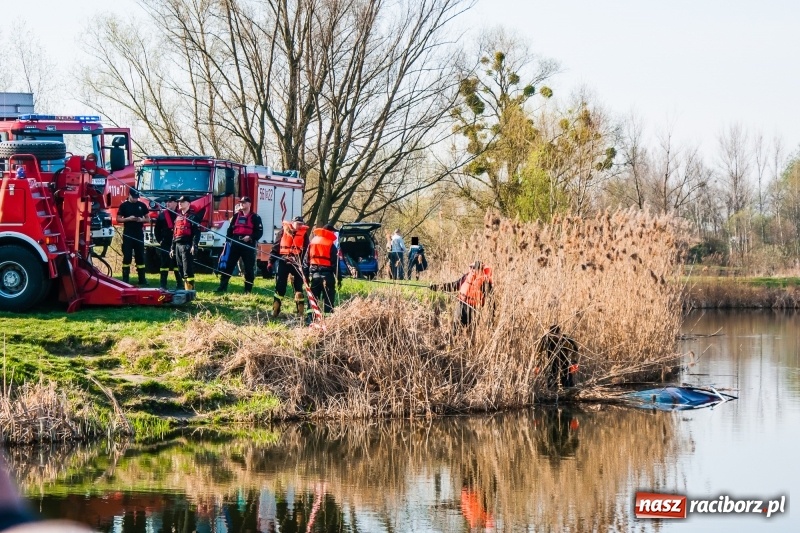 Zdjęcie w galerii na portalu naszraciborz.pl: Mega City wyciągnęło ze żwirowni zatopionego forda [FOTO i WIDEO] wiadomości z regionu