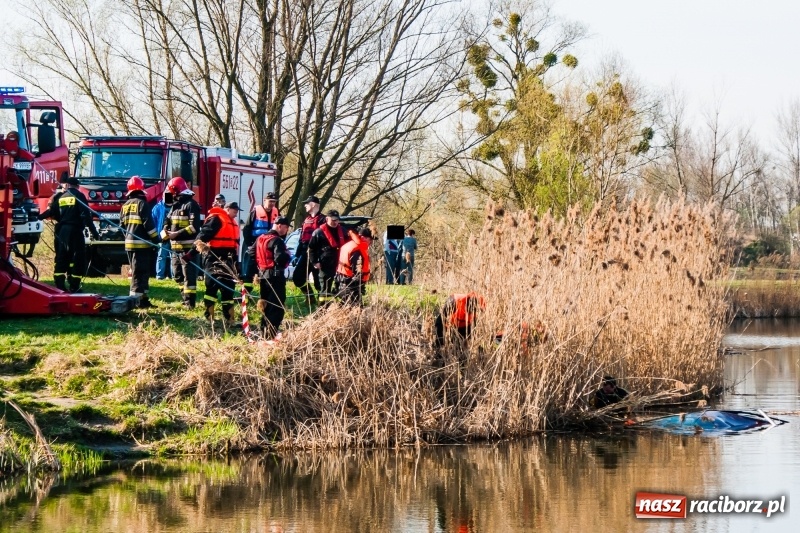 Zdjęcie w galerii na portalu naszraciborz.pl: Mega City wyciągnęło ze żwirowni zatopionego forda [FOTO i WIDEO] wiadomości z regionu